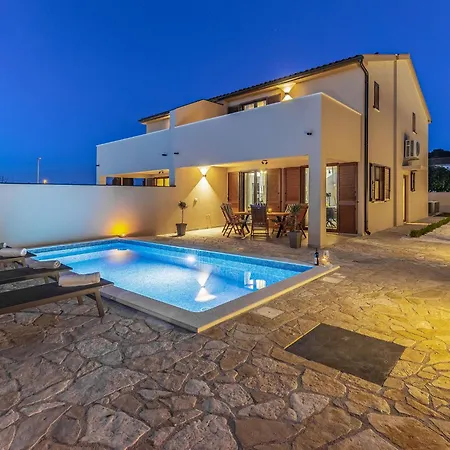Modern With Swimming Pool And Wellness *