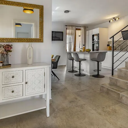Modern With Swimming Pool And Wellness *
