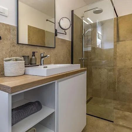 Modern With Swimming Pool And Wellness Holiday home *