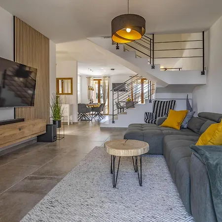 Holiday home Modern With Swimming Pool And Wellness
