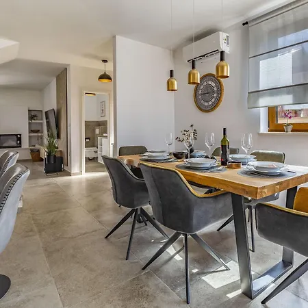 Modern With Swimming Pool And Wellness Holiday home Vodnjan