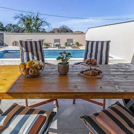 Modern With Swimming Pool And Wellness Holiday home *
