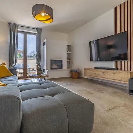 Modern With Swimming Pool And Wellness *