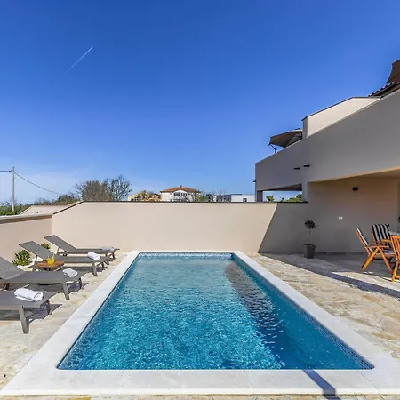 Modern With Swimming Pool And Wellness *